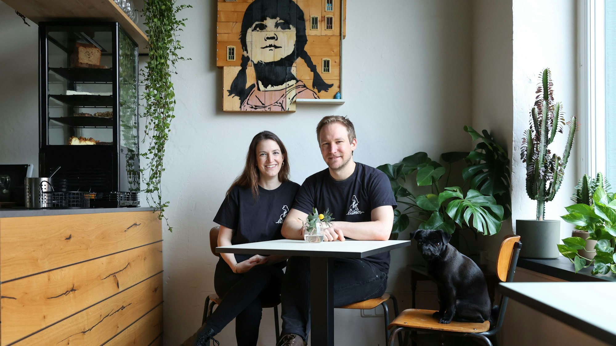 Alisa Welzel und Maximilian Schepp mit Mops Pina im Café Lumos