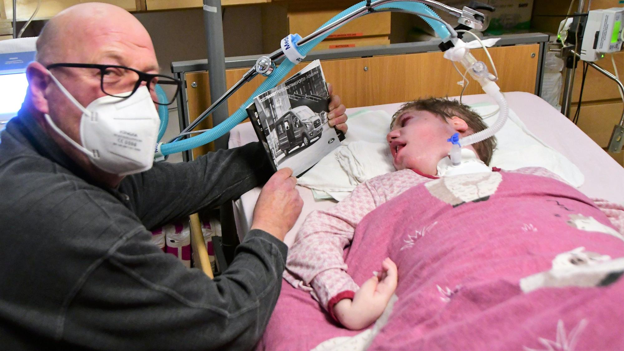 Wilfried Sievernich zeigt seiner Tochter Julia das Bild eines Transporters.