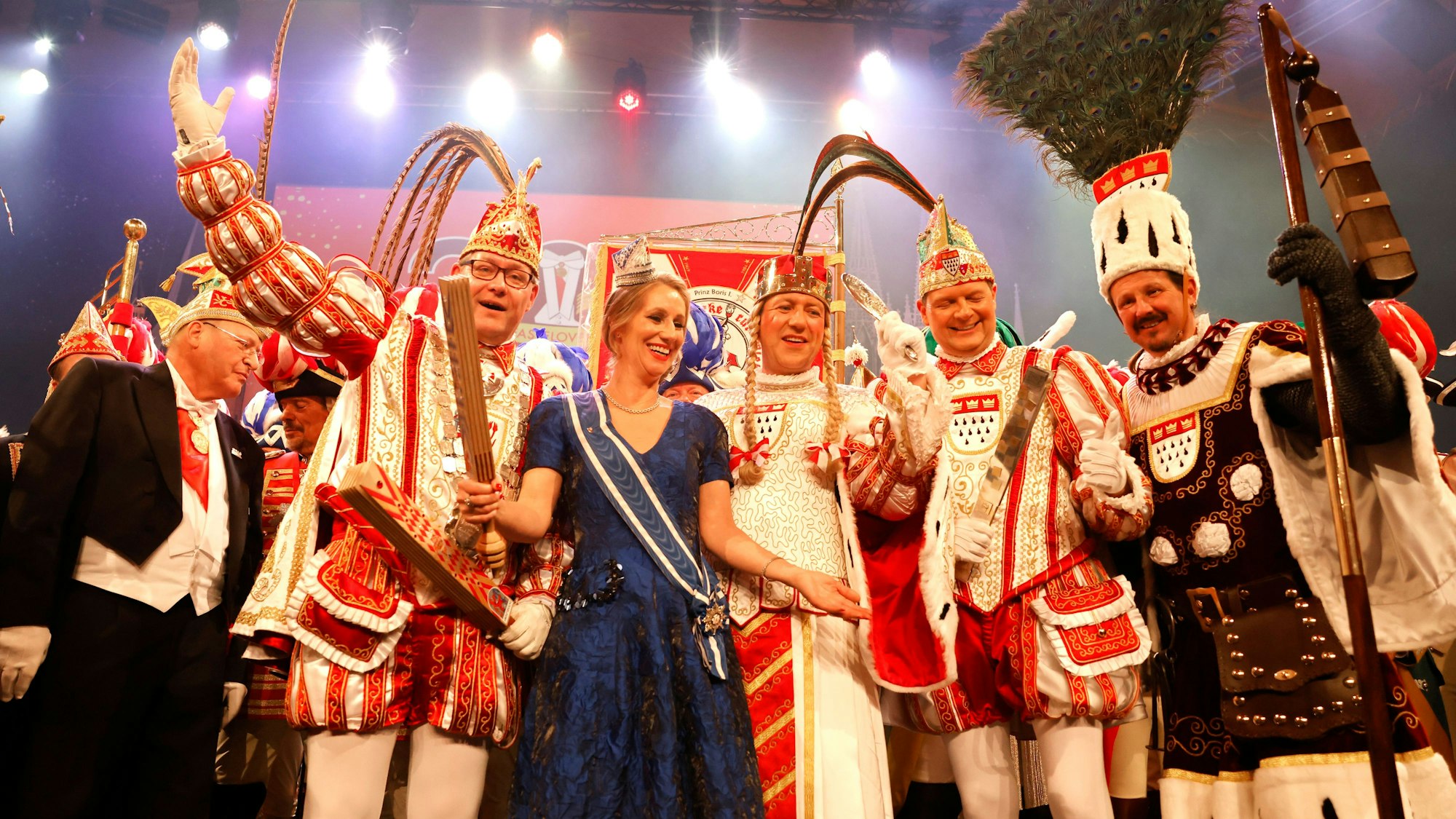 Gemeinsam auf der Bühne: Das Kölner Dreigestirn der Roten Funken und das Düsseldorfer Prinzenpaar bei der „Alaaf & Helau“-Sitzung im Gürzenich.