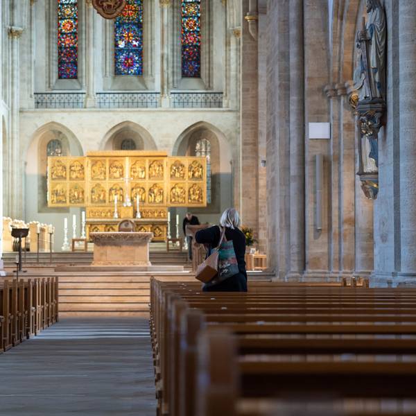 Blick auf einen nahezu leeren Altarraum. Die Zahl der Kirchenaustritte in Nordrhein-Westfalen ist im vergangenen Jahr in die Höhe geschnellt.