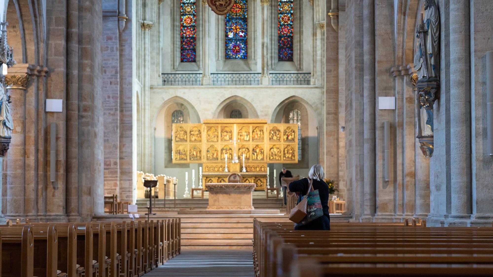 Blick auf einen nahezu leeren Altarraum. Die Zahl der Kirchenaustritte in Nordrhein-Westfalen ist im vergangenen Jahr in die Höhe geschnellt.
