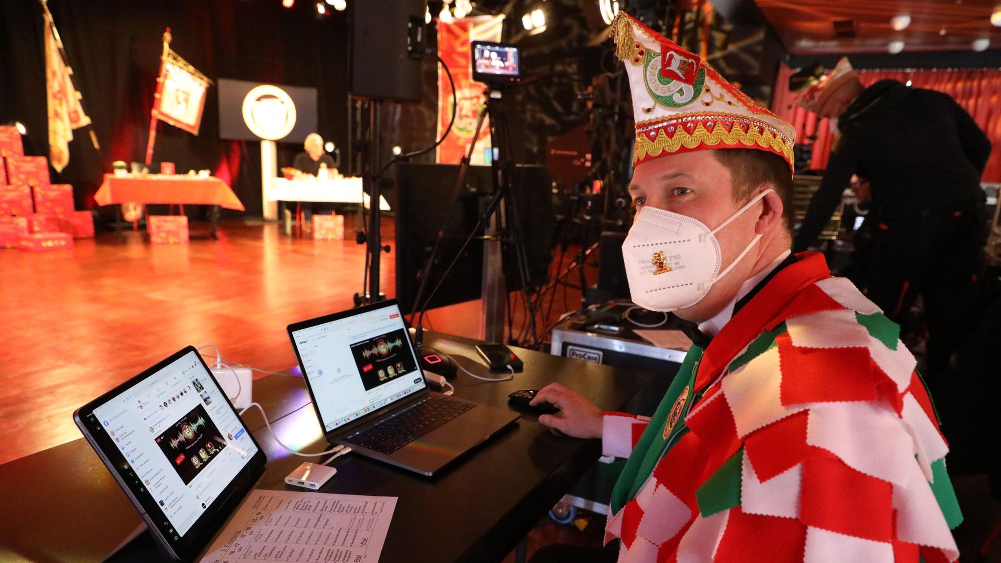 KG-Vorsitzender Frank Haag in der Regie der Radio-Show Karneval ’21.