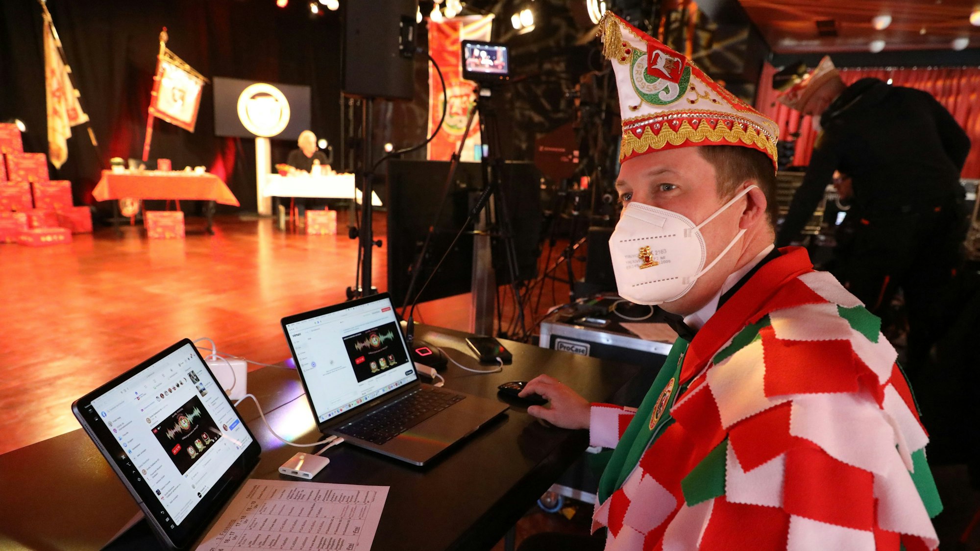 KG-Vorsitzender Frank Haag in der Regie der Radio-Show Karneval ’21.