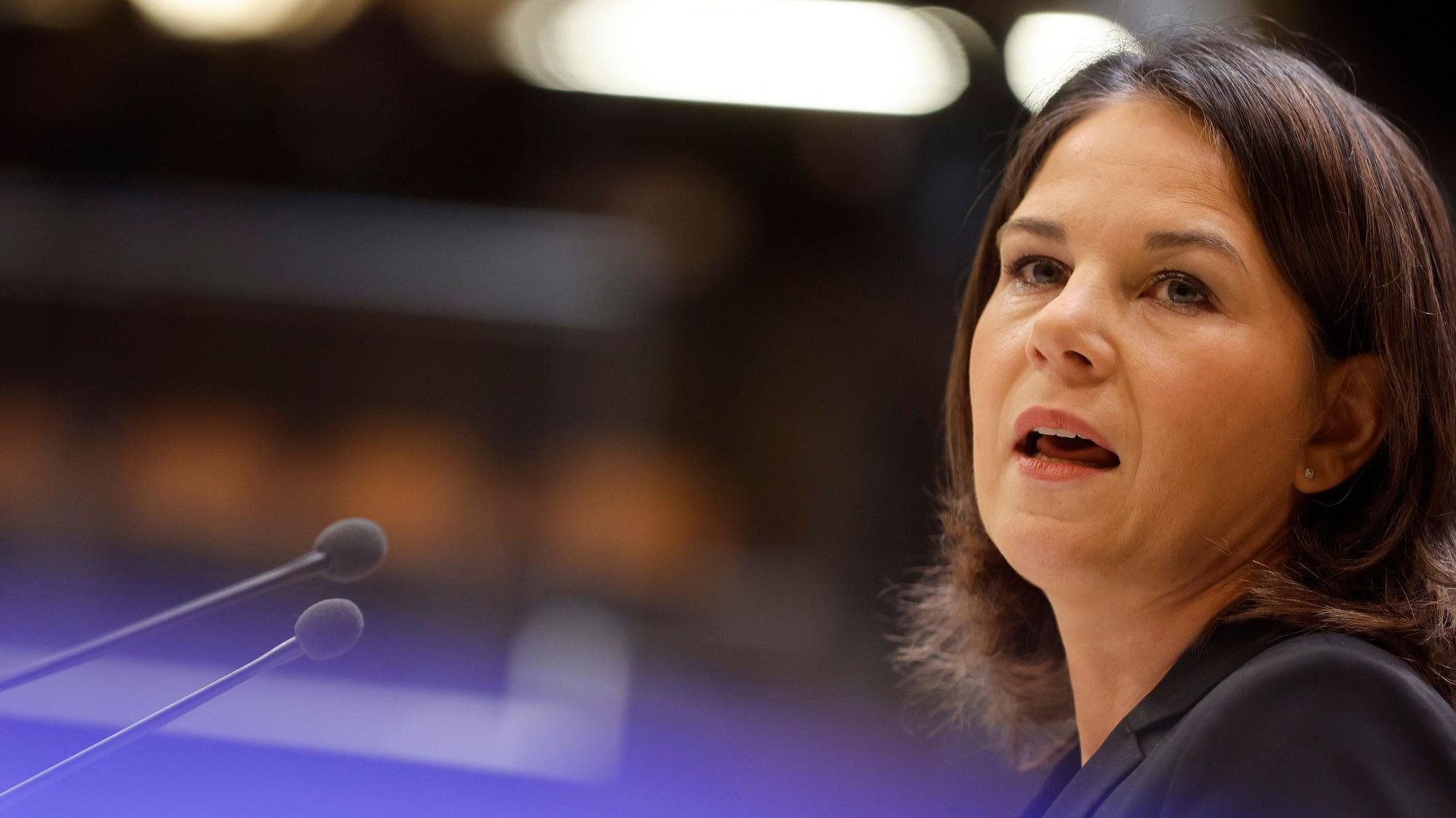 Annalena Baerbock während eines Vortrags in Brüssel