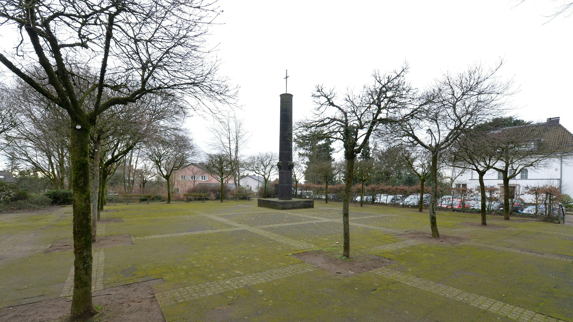 Der Deutsche Platz mit Bäumen und einem Denkmal.