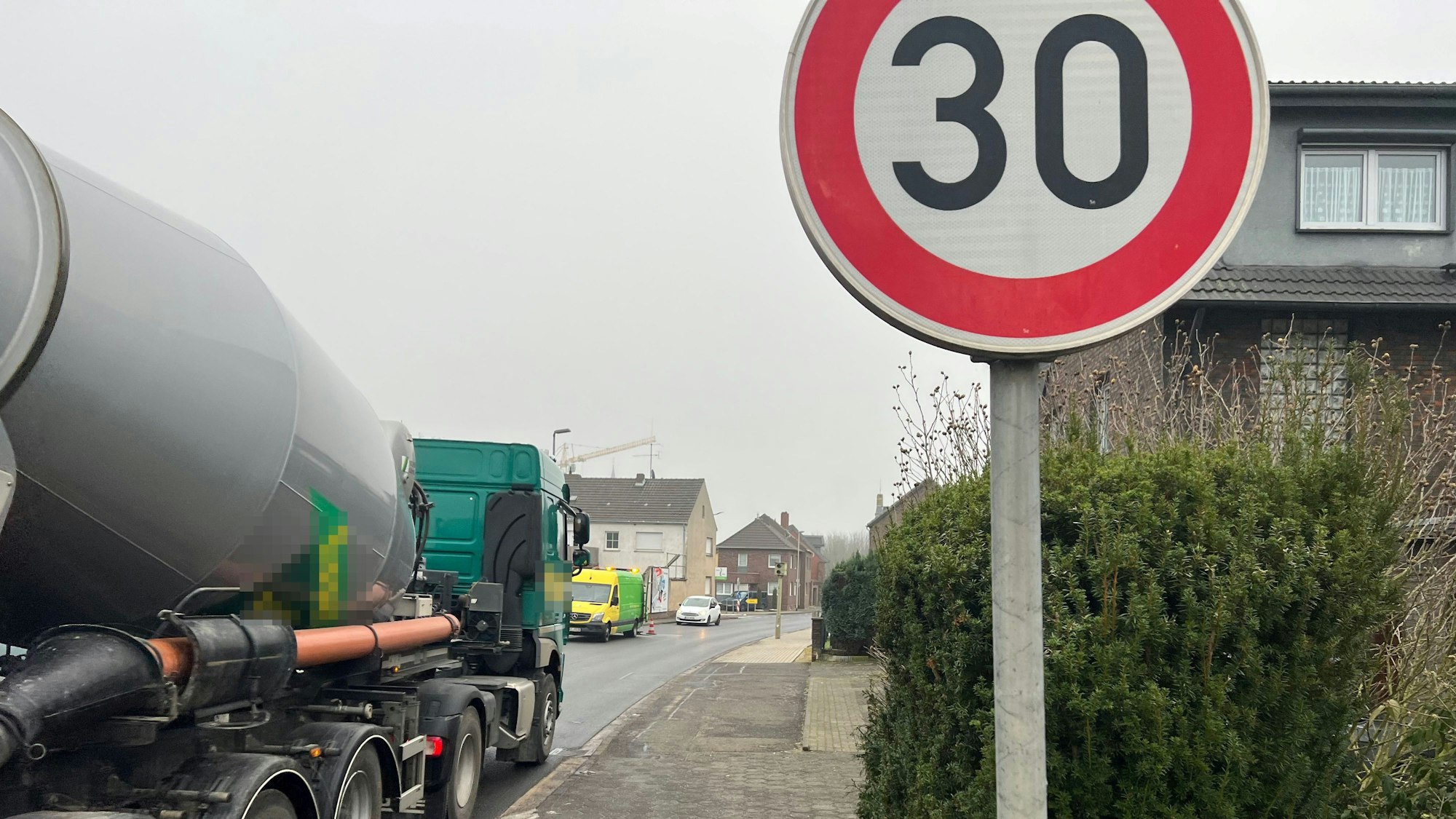 Ein Tempo-30-Schild auf der Weilerswister Straße ermahnt die Verkehrsteilnehmer zu angepasster Geschwindigkeit.