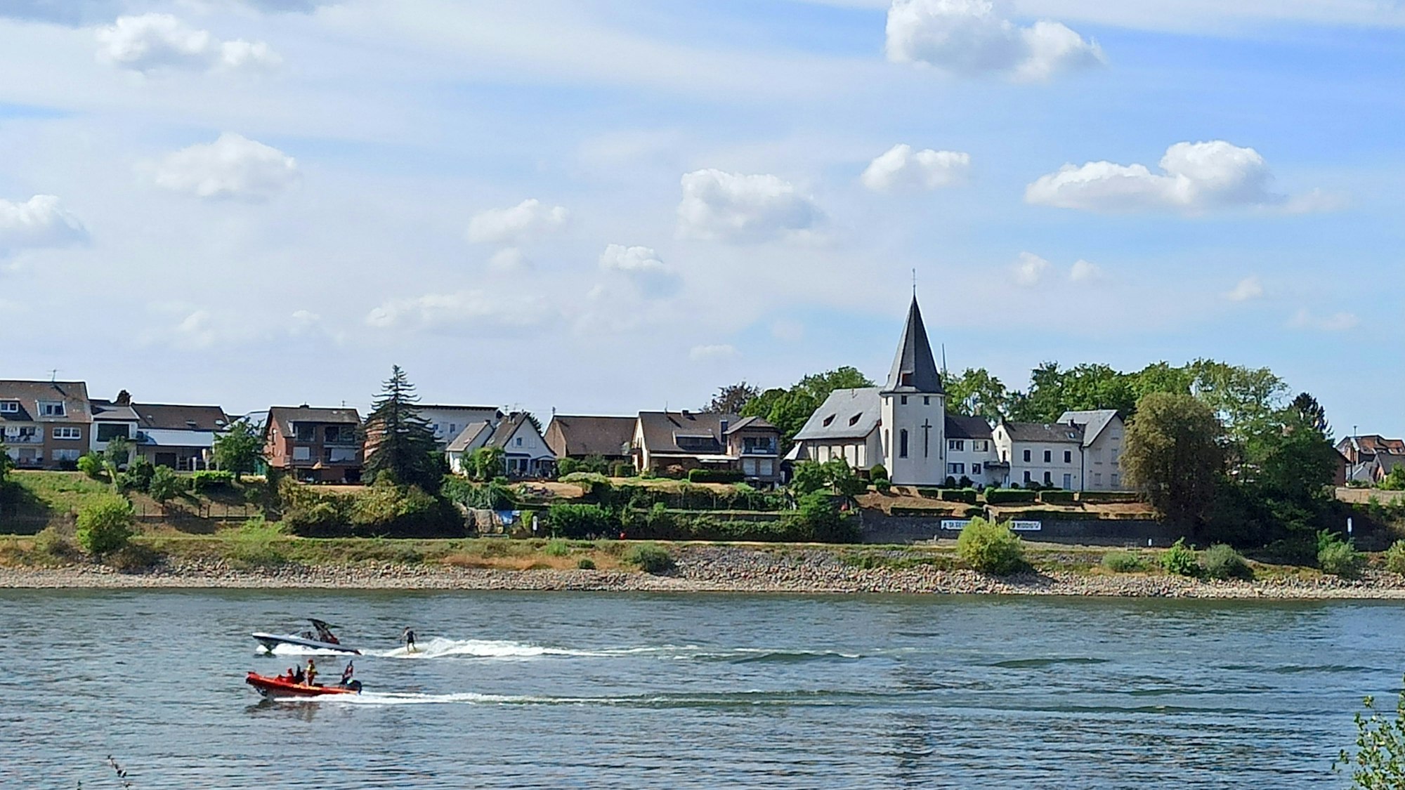 Widdig von der rechten Rheinseite von Niederkassel aus gesehen mit Blick auf die Pfarrkirche St. Georg.
