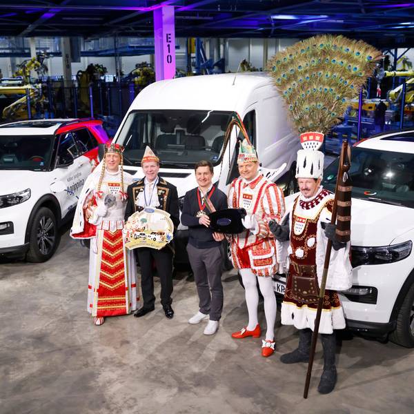 Ford stellt traditionell die Fahrzeuge für das Dreigestirn und die Bagagewagen für den Rosenmontagszug.