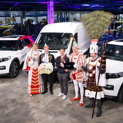 Ford stellt traditionell die Fahrzeuge für das Dreigestirn und die Bagagewagen für den Rosenmontagszug.