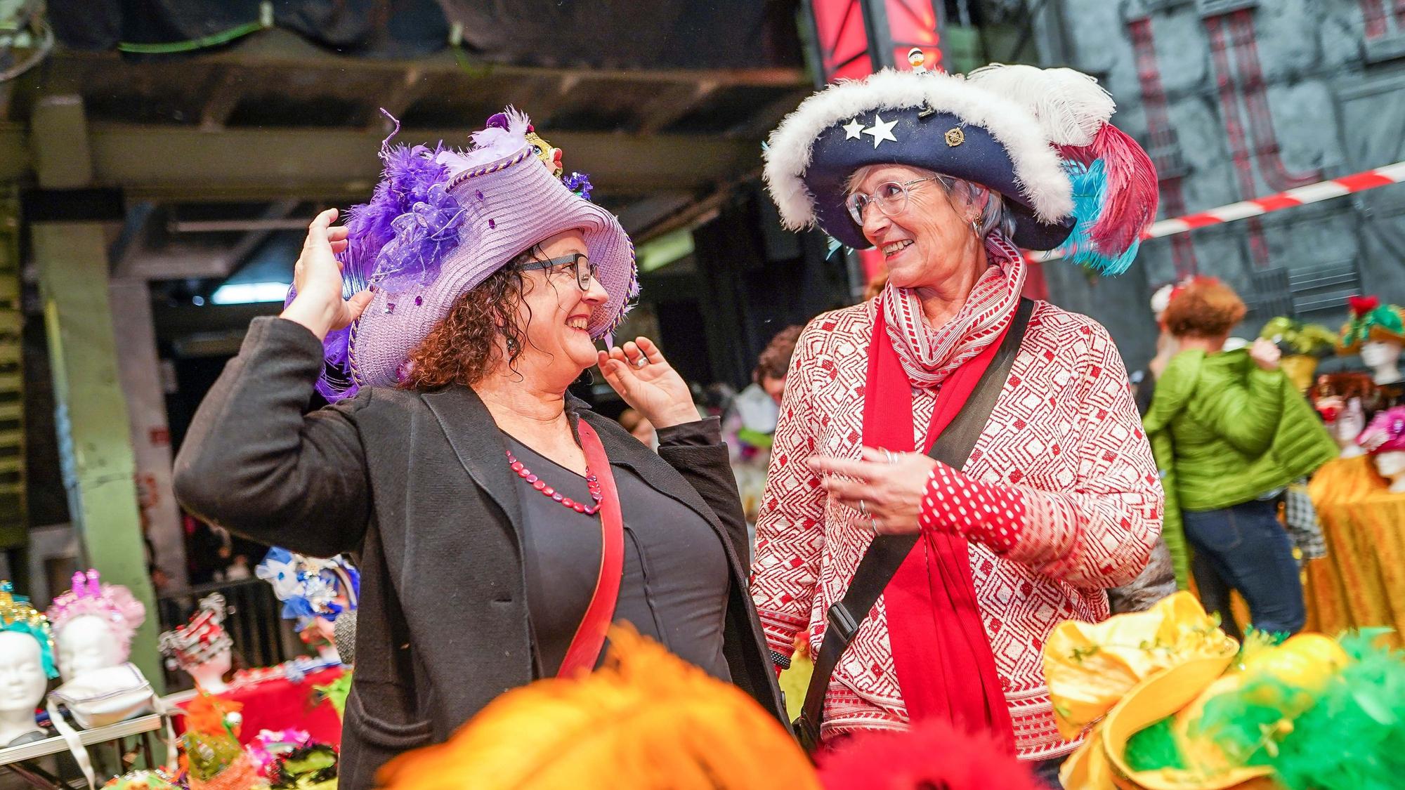 Sabine und Claudia bei der Anprobe neuer Hüte