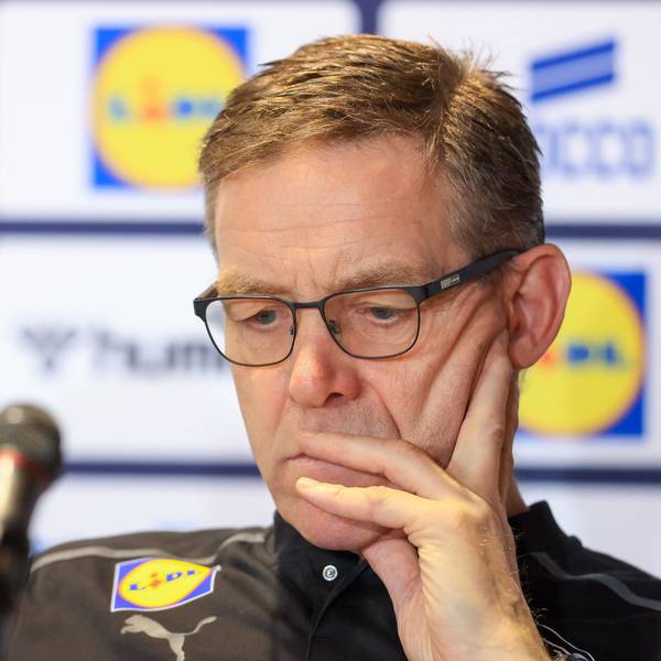 Deutschlands Trainer Alfred Gislason sitzt nach der Niederlage in der Pressekonferenz.