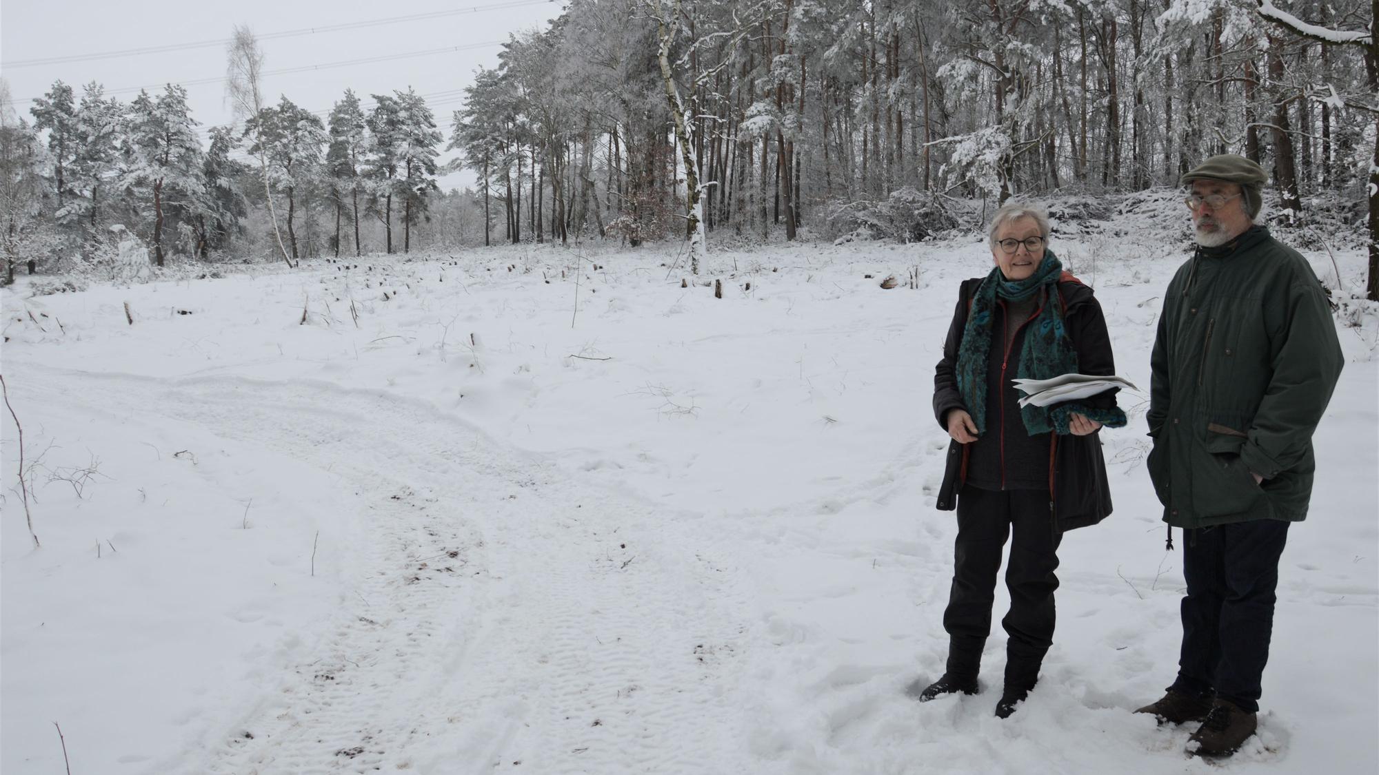 Friede Röcher und Ulrich Meisen vor dem zugeschneiten Naturwald.