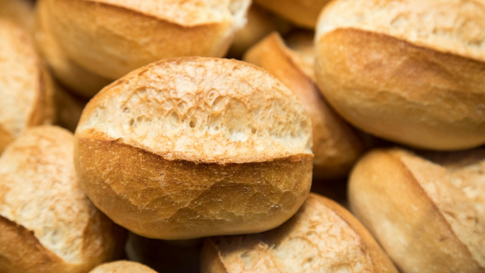 Das Foto zeigt frische Brötchen. Die durften Verbraucher in der harten Phase des Lockdowns nicht in der Nähe einer Bäckerei essen.