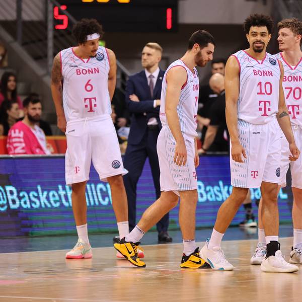 Mehrere Spieler der Telekom Baskets Bonn stehen auf dem Spielfeld.