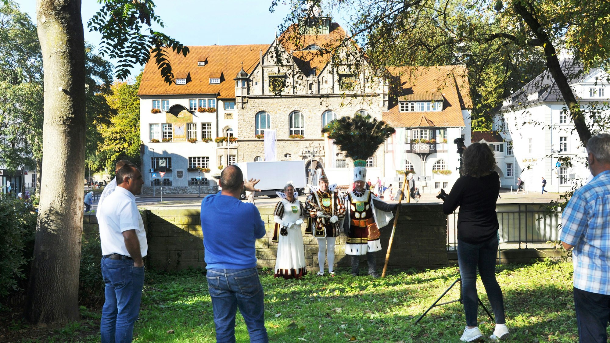 Das Dreigestirn wird vor dem Rathaus in Bergisch Gladbach fotografiert.