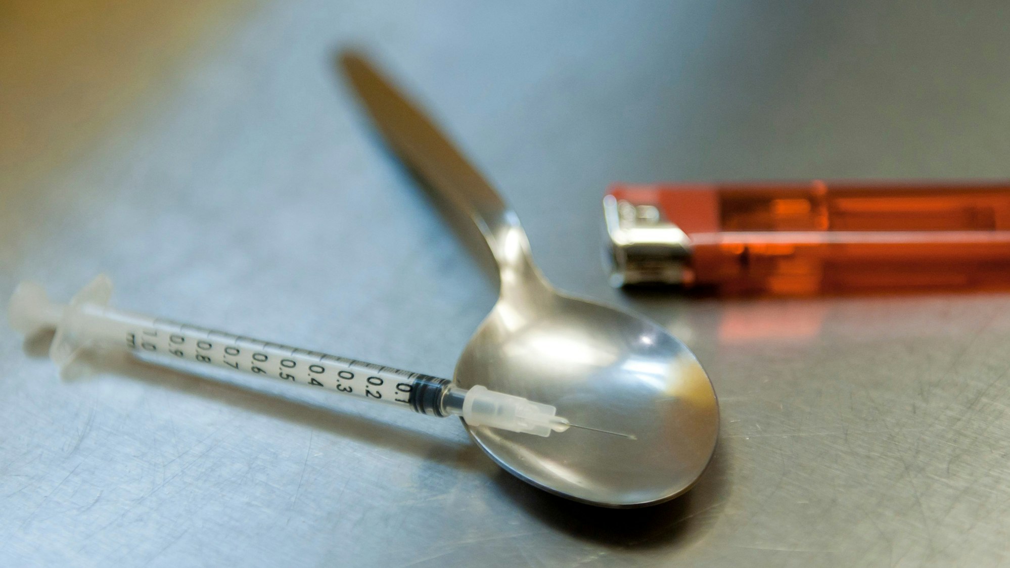 Utensilien, die zum Heroinkonsum genutzt werden, liegen auf einem Tisch.