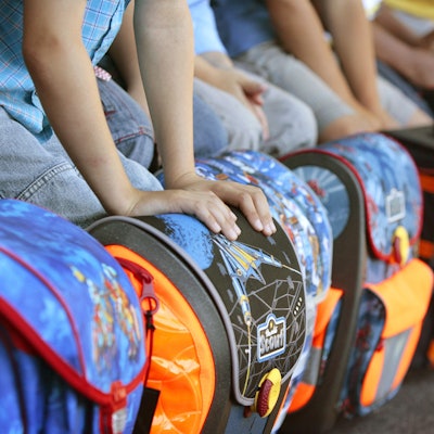 Erstklässler warten auf ihre Einschulung in eine Grundschule. Zu sehen sind ihre Tornister.
