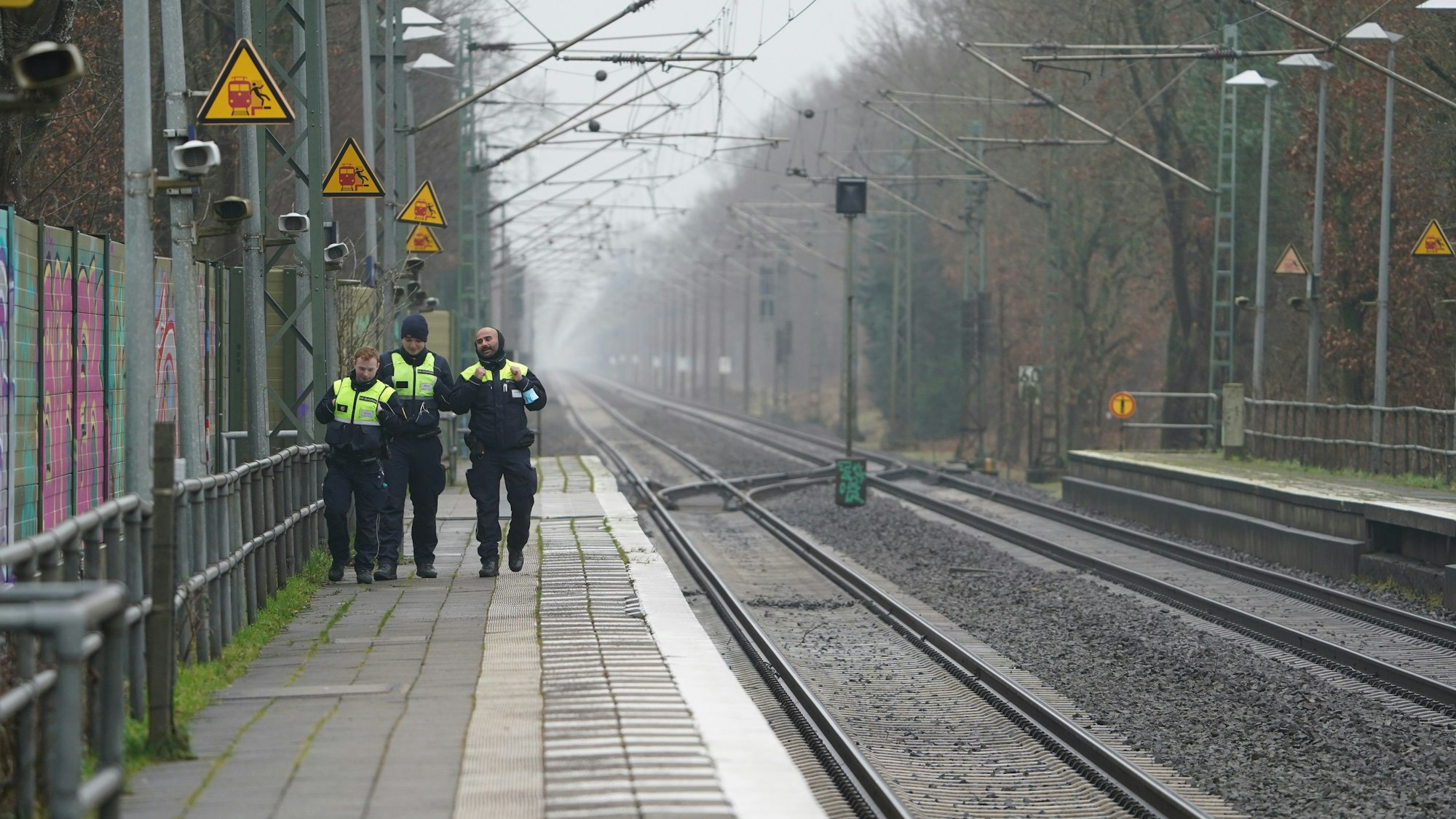 26.01.2023, Schleswig-Holstein, Brokstedt: Sicherheitsleute der Deutschen Bahn stehen auf dem Bahnsteig im Bahnhof von Brokstedt. Bei einer Messerattacke in einem Regionalzug von Kiel nach Hamburg sind am 25.01.2023 zwei Menschen getötet und sieben verletzt worden.