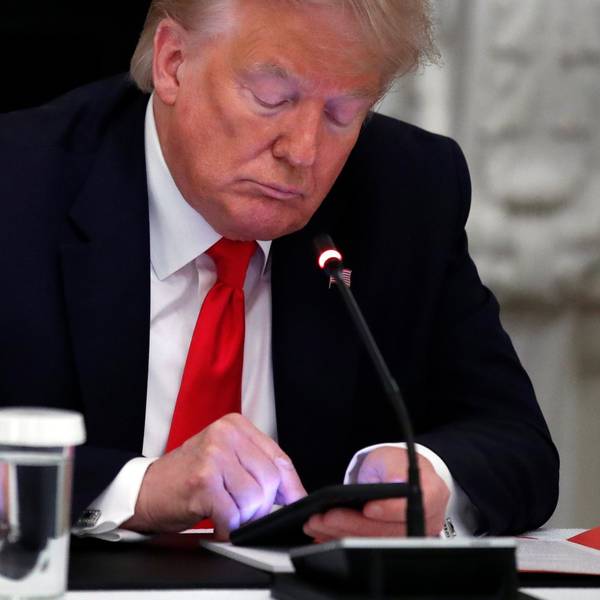 Donald Trump tippt auf seinem Smartphone.