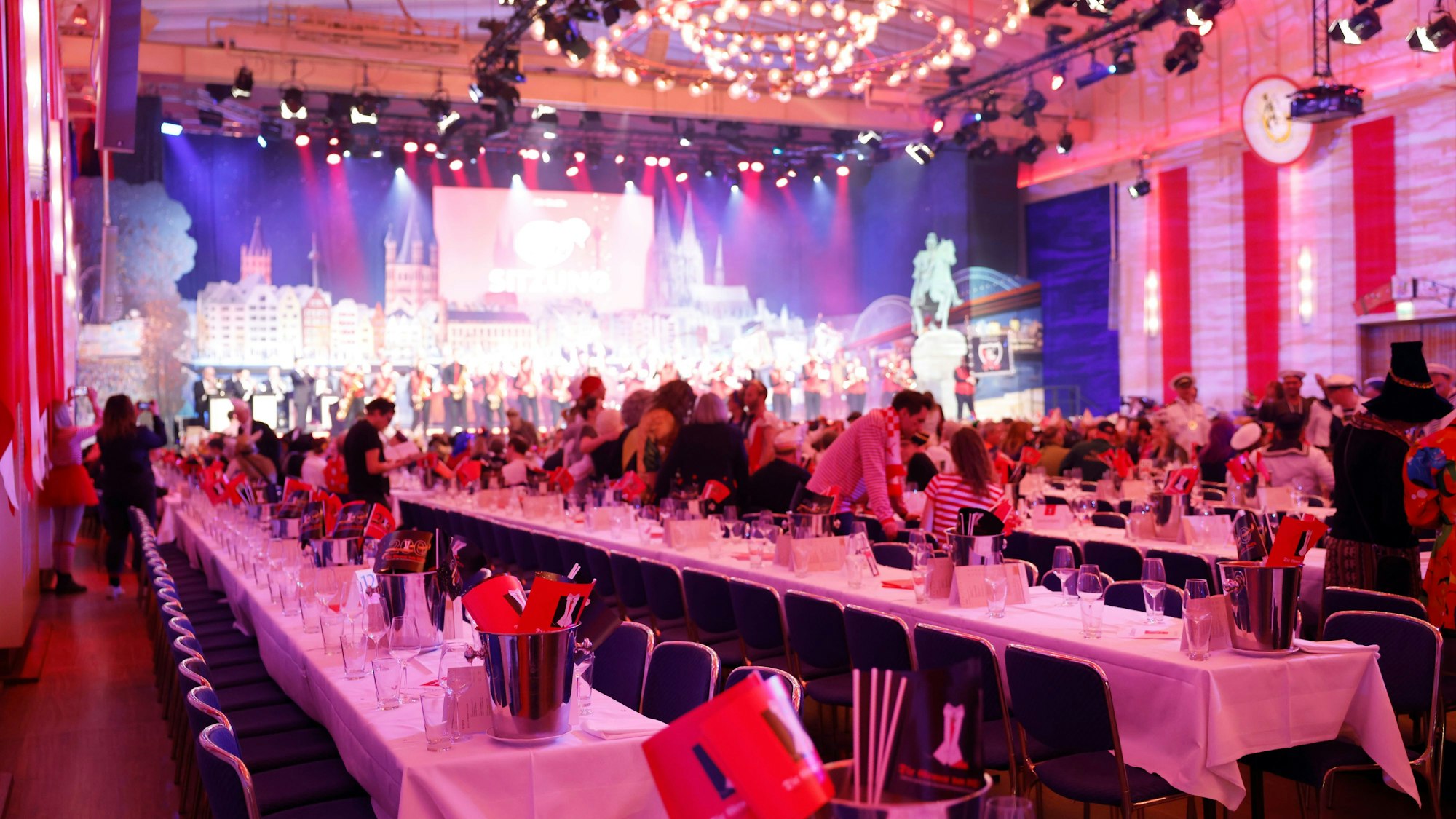 Viele Tische blieben bei der ersten Köln-Düsseldorfer Sitzung im Gürzenich leer. Die Vereine verkauften 1000 Karten, der Saal bietet mehr als 1300 Plätze.