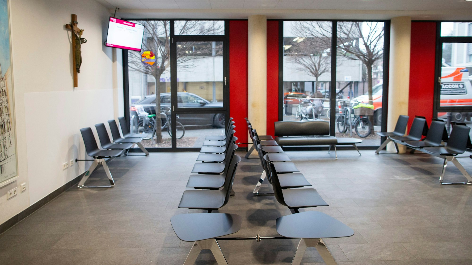 Ein Wartezimmer im Krankenhaus, das leer ist.