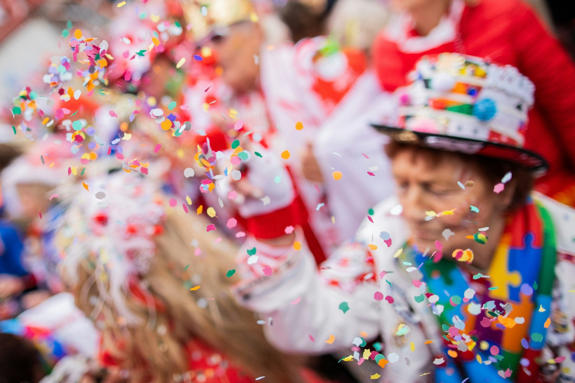 Jecken feiern den Auftakt der Karnevalssession mit Konfetti, in einigen Städten ist es bereits verboten.