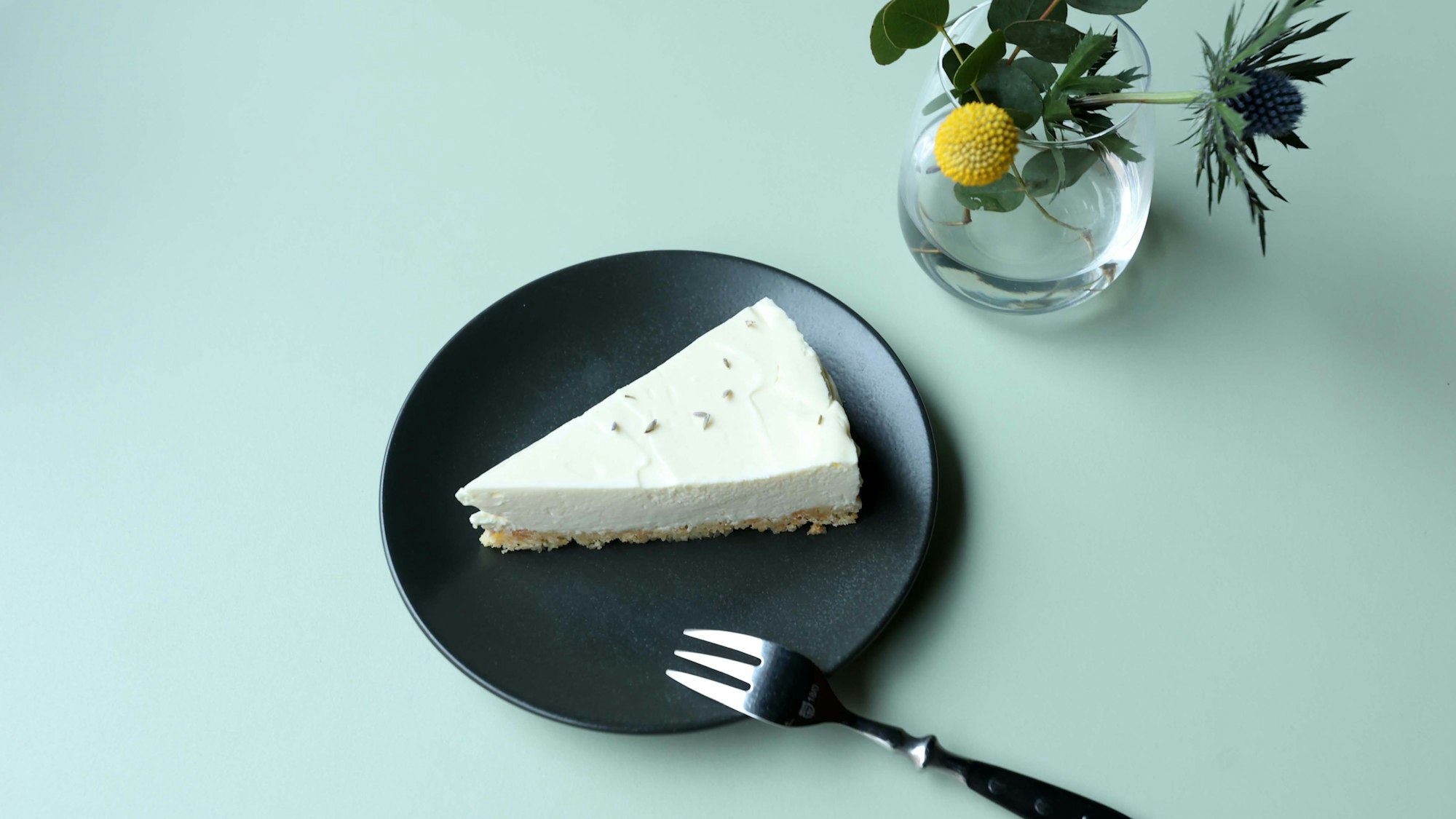 Zitronen-Käsekuchen liegt auf einem Teller