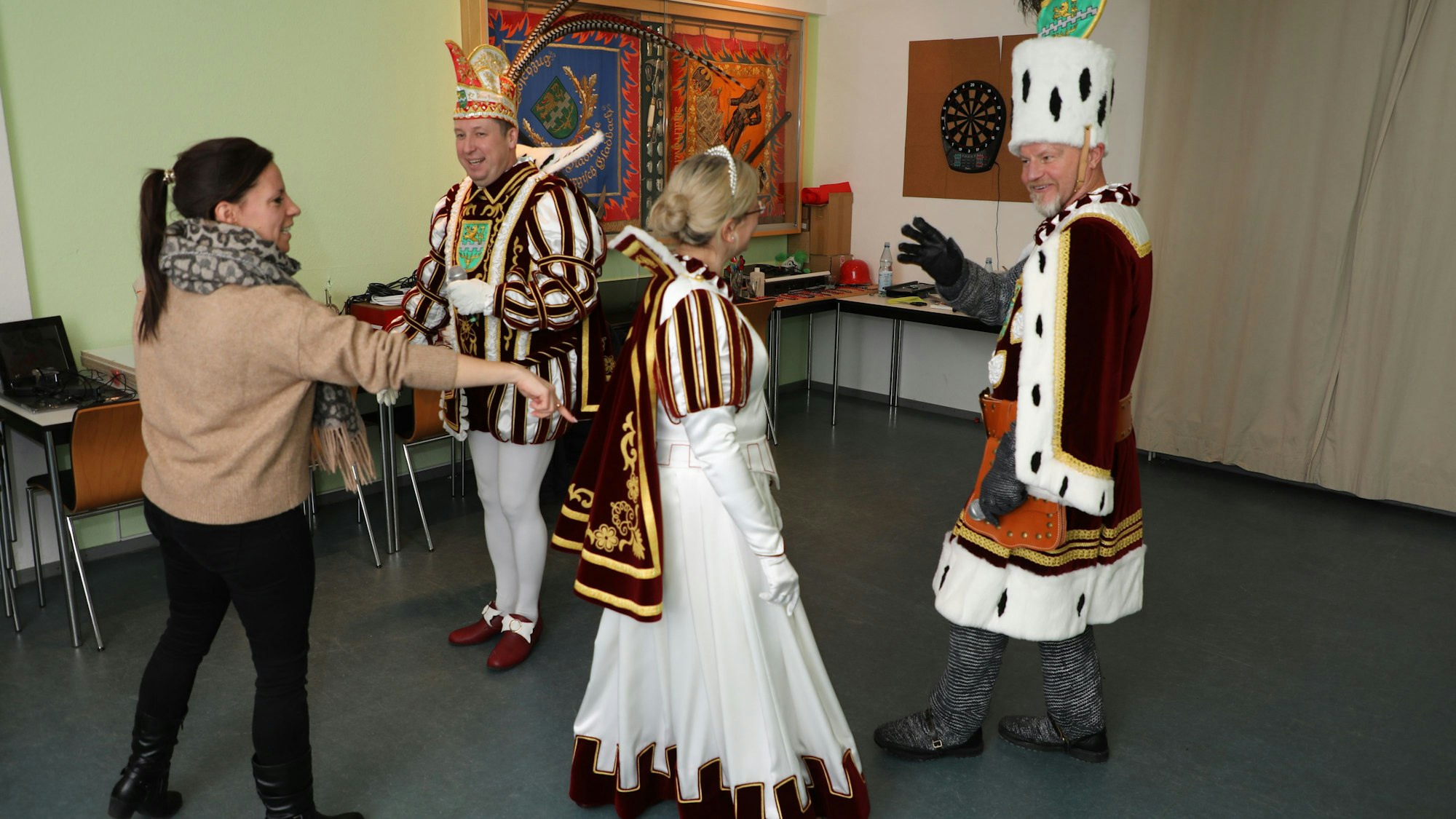 Eine Tanzlehrerin probt mit dem Dreigestirn.