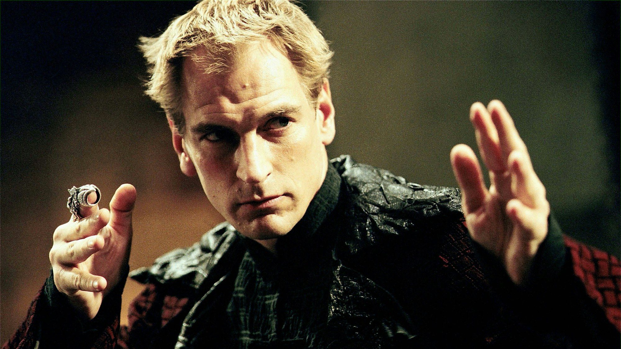 Julian Sands in einer Szene aus „Snakehead Film: The Medallion“.