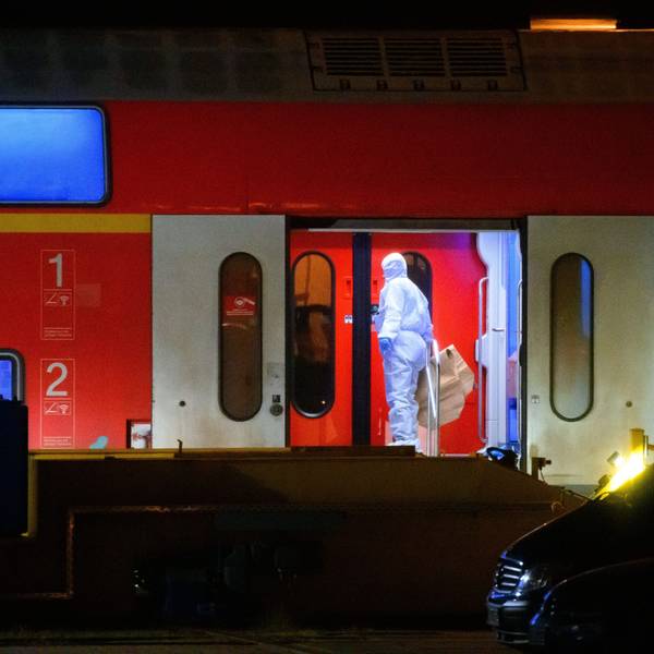 Ein Ermittler im weißen Schutzanzug arbeitet in dem Regionalzug, der auf ein Abstellgleis in Neumünster gefahren worden war.