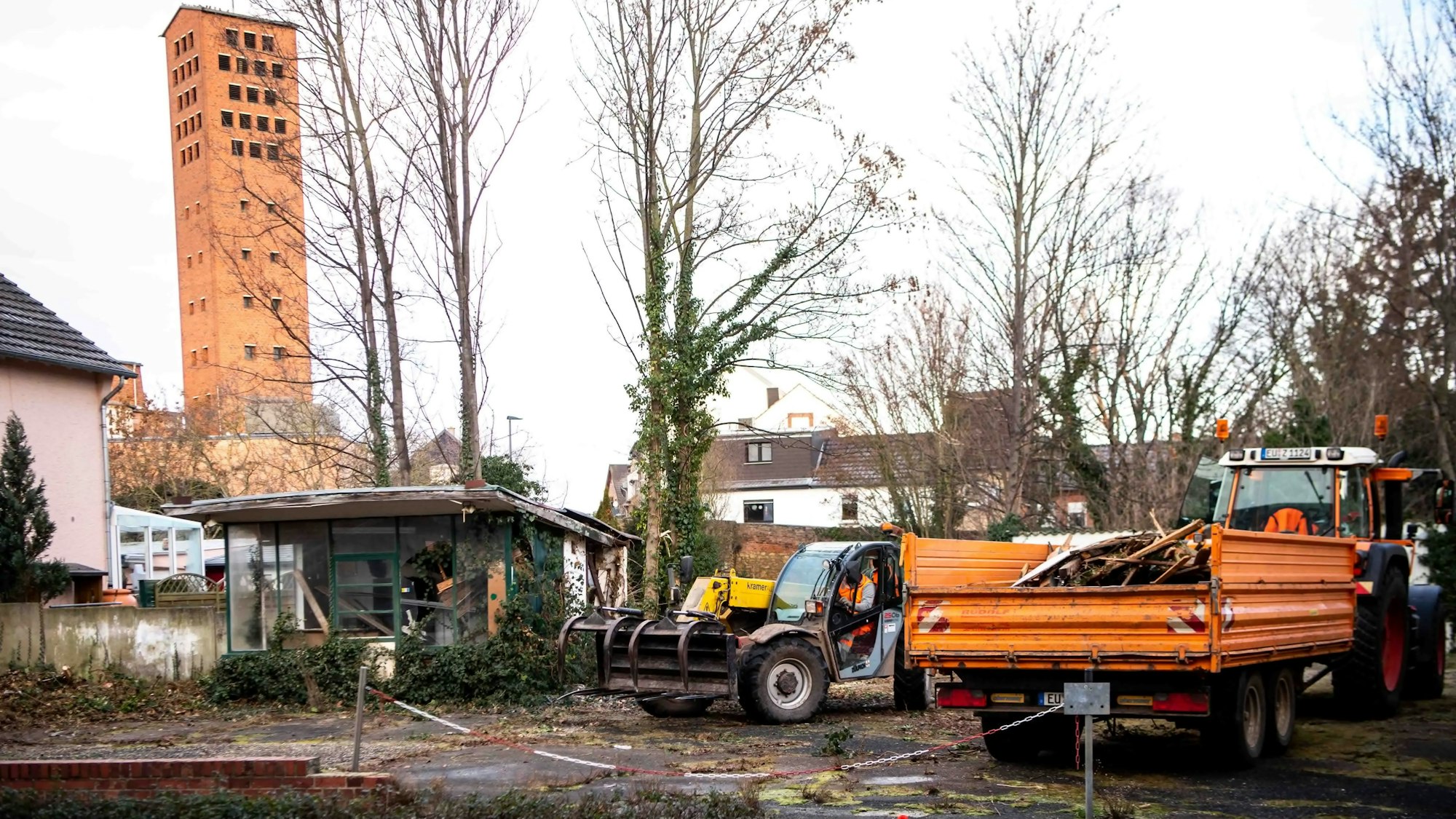 Die Mitarbeiter des Bauhofs haben auf dem Grundstück mit der Rodung begonnen, um so die Verkehrssicherheit wieder herzustellen.