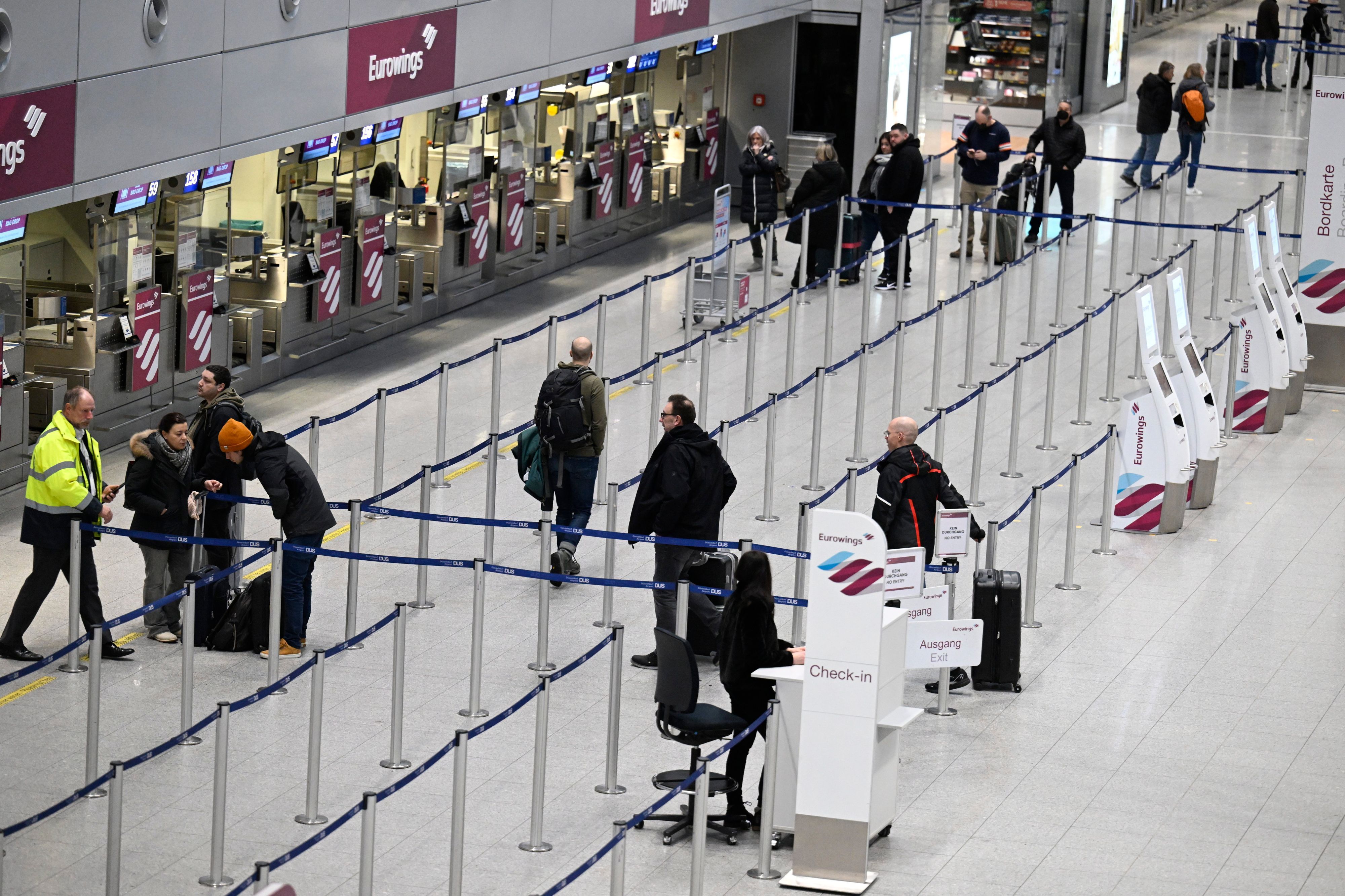 Düsseldorfer Airport: Leerer Check-In Schalter von Eurowings, nachdem Beschäftigte der Abfertigung des Flughafens streiken seit Freitagmorgen.