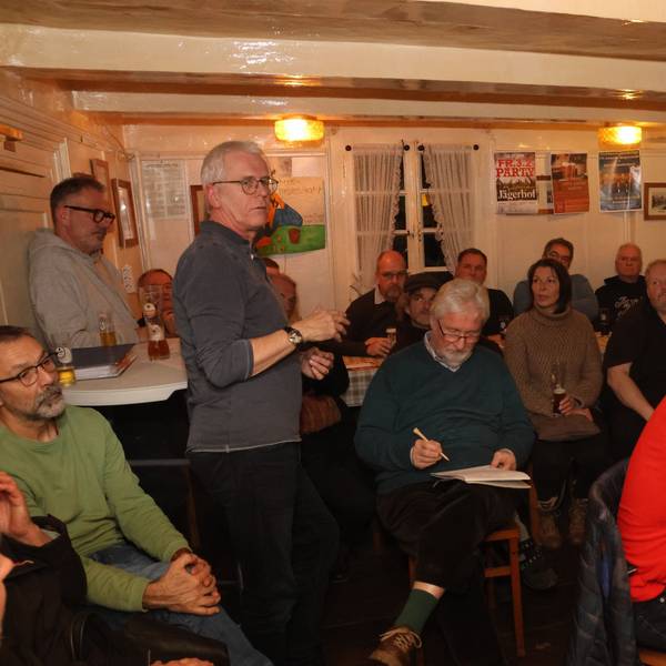 Im alten Schankraum diskutierten knapp 50 Besucher und Besucherinnen, wie es nach dem Ausscheiden von Heinz Jaeger weitergehen kann.