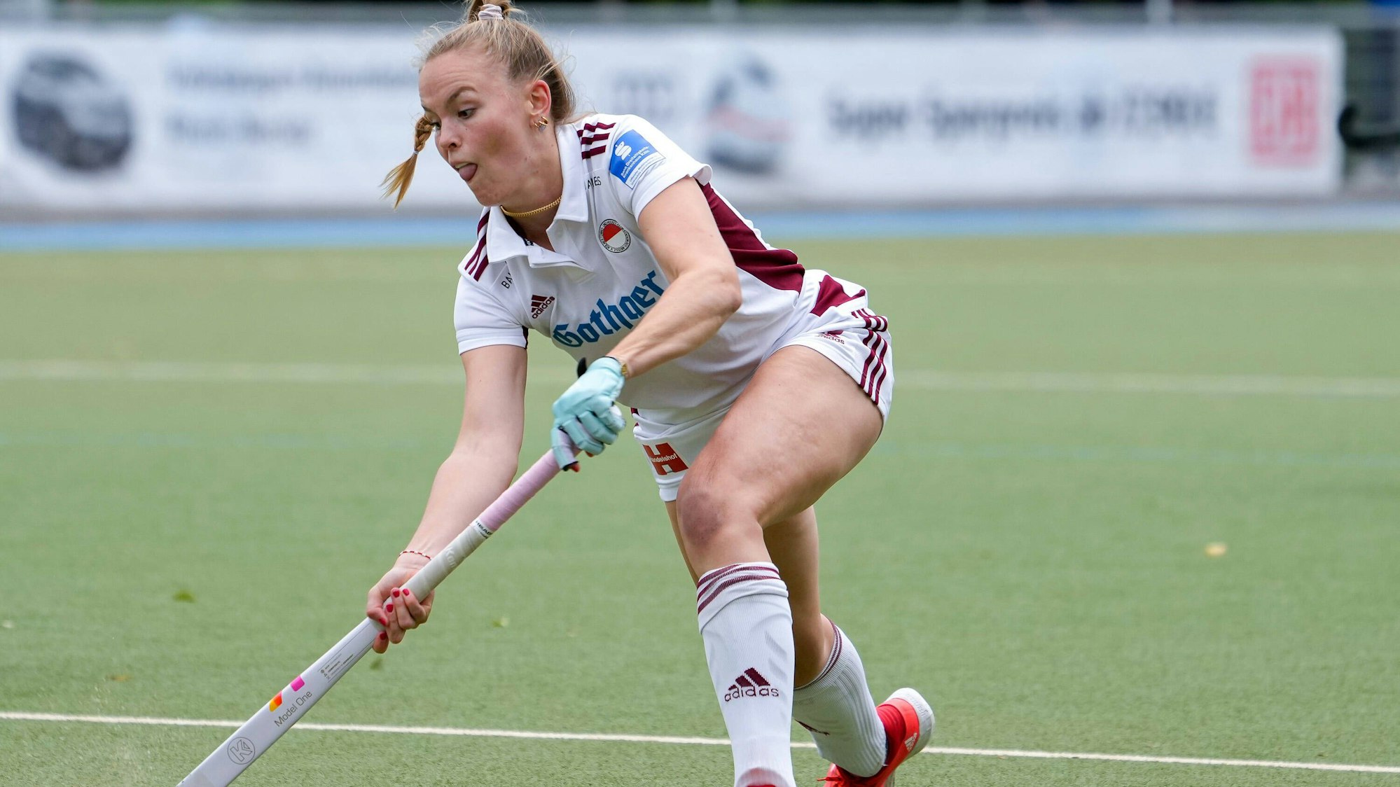 Eine Hockeyspielerin schlägt den Ball.