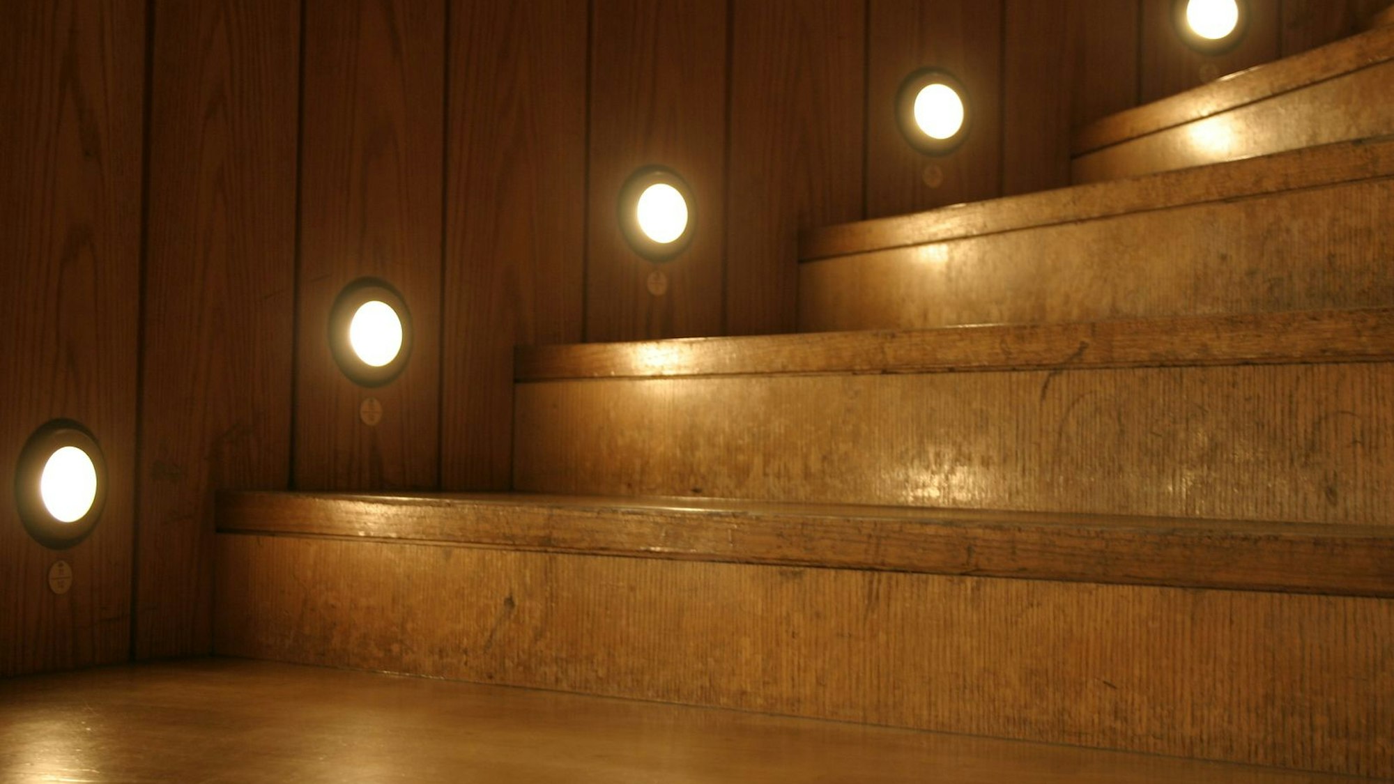 Treppe mit Notbeleuchtung