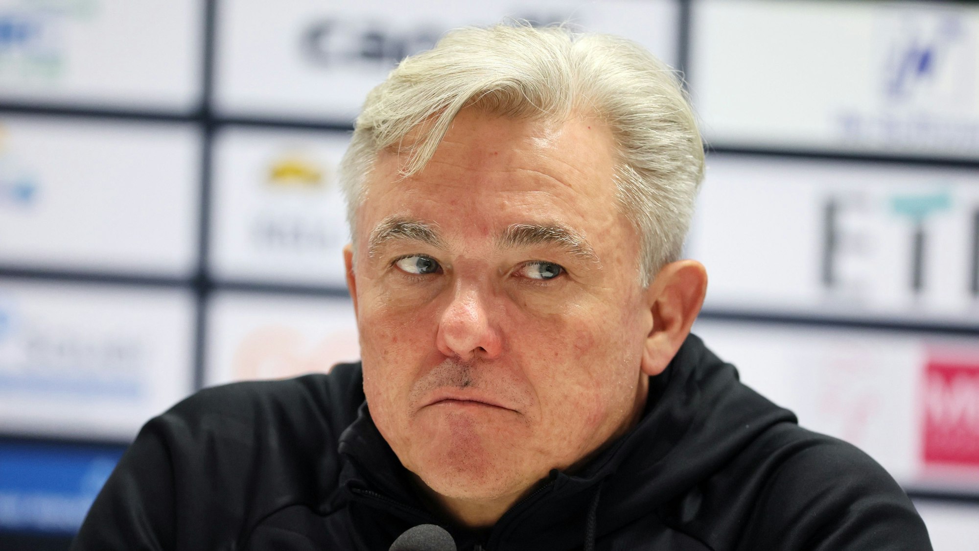 Porträt des Fußballtrainers Olaf Janßen