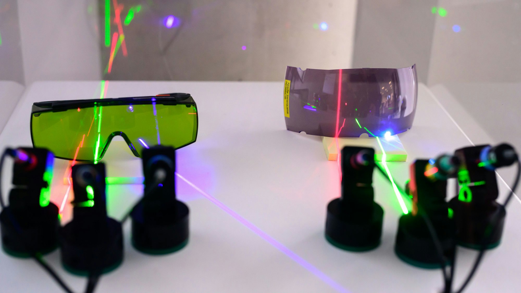 Infrarot-Schutzbrillen werden getestet.