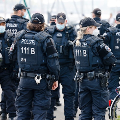 Einsatzkräfte der Polizei stehen zusammen. In der Stadt sind verschiedene Demonstrationen angekündigt - unter anderem von der sogenannten Querdenker-Szene und Gegendemonstrationen. +++ dpa-Bildfunk +++