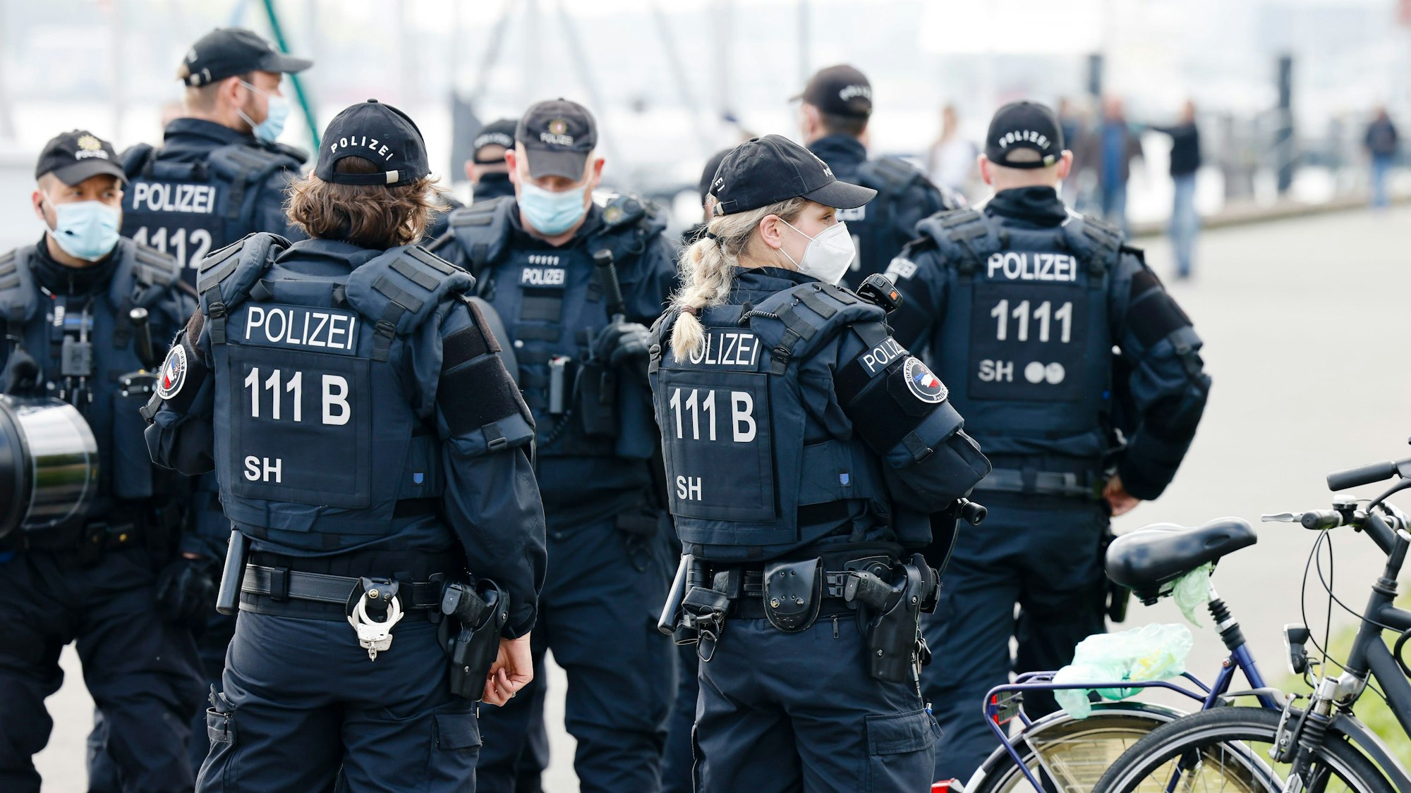 Einsatzkräfte der Polizei stehen zusammen. In der Stadt sind verschiedene Demonstrationen angekündigt - unter anderem von der sogenannten Querdenker-Szene und Gegendemonstrationen. +++ dpa-Bildfunk +++