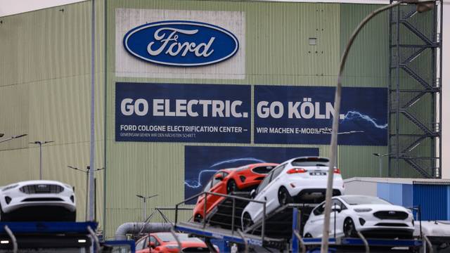 Neufahrzeuge von Ford vor einer Halle im Kölner Ford-Werk.