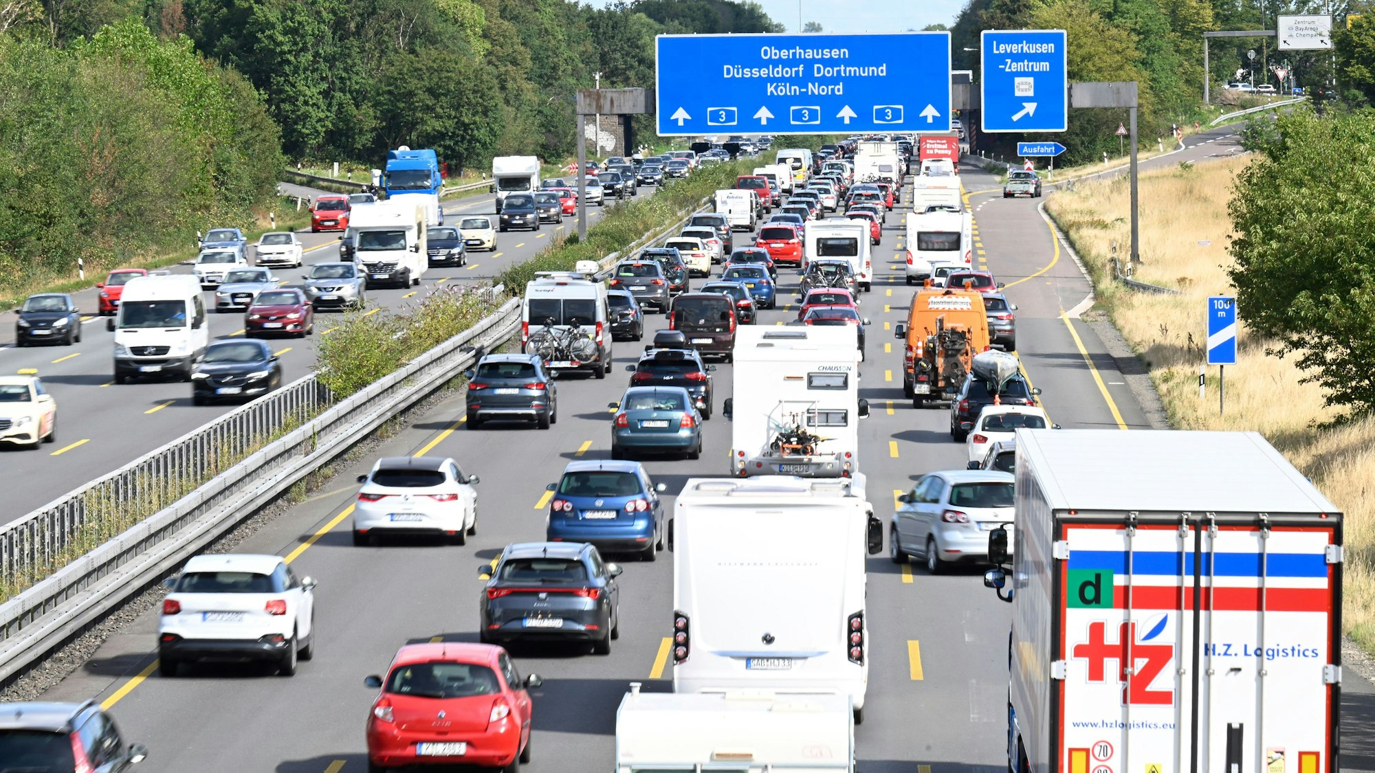 Reger Verkehr auf der Autobahn A3 am Leverkusener Kreuz. (Symbolbild)