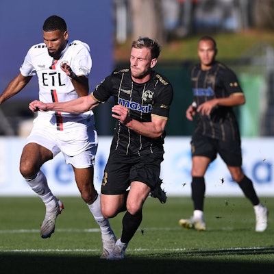 Zwei Fußballspieler befinden sich im Laufduell.
