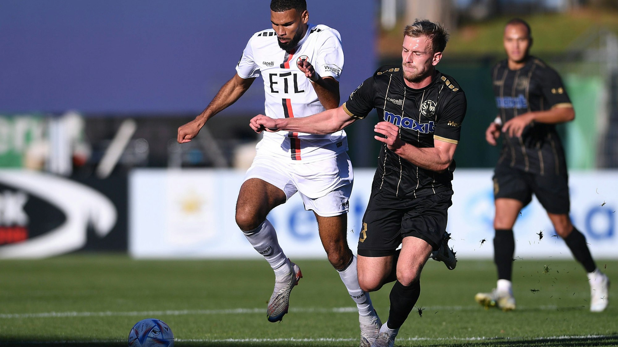 Zwei Fußballspieler befinden sich im Laufduell.