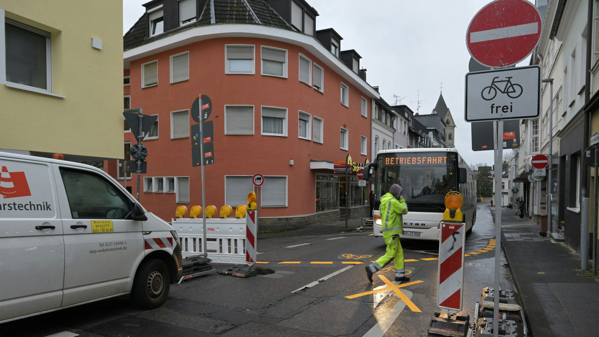 Ein Transporter steht vor einem Durchfahrt-Verboten-Schild in Bergisch Gladbach, ihm gegenüber steht ein Bus, davor ein Fußgänger.