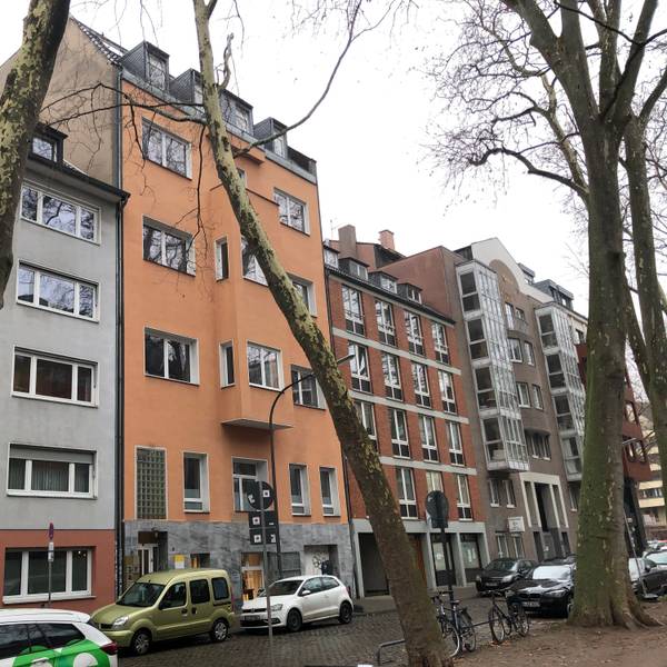 Mehr als 20 Parteien wohnen in dem orangefarbenen Haus Beethovenstraße 8. Auch eine Gemeinschaftspraxis hat hier ihren Sitz.