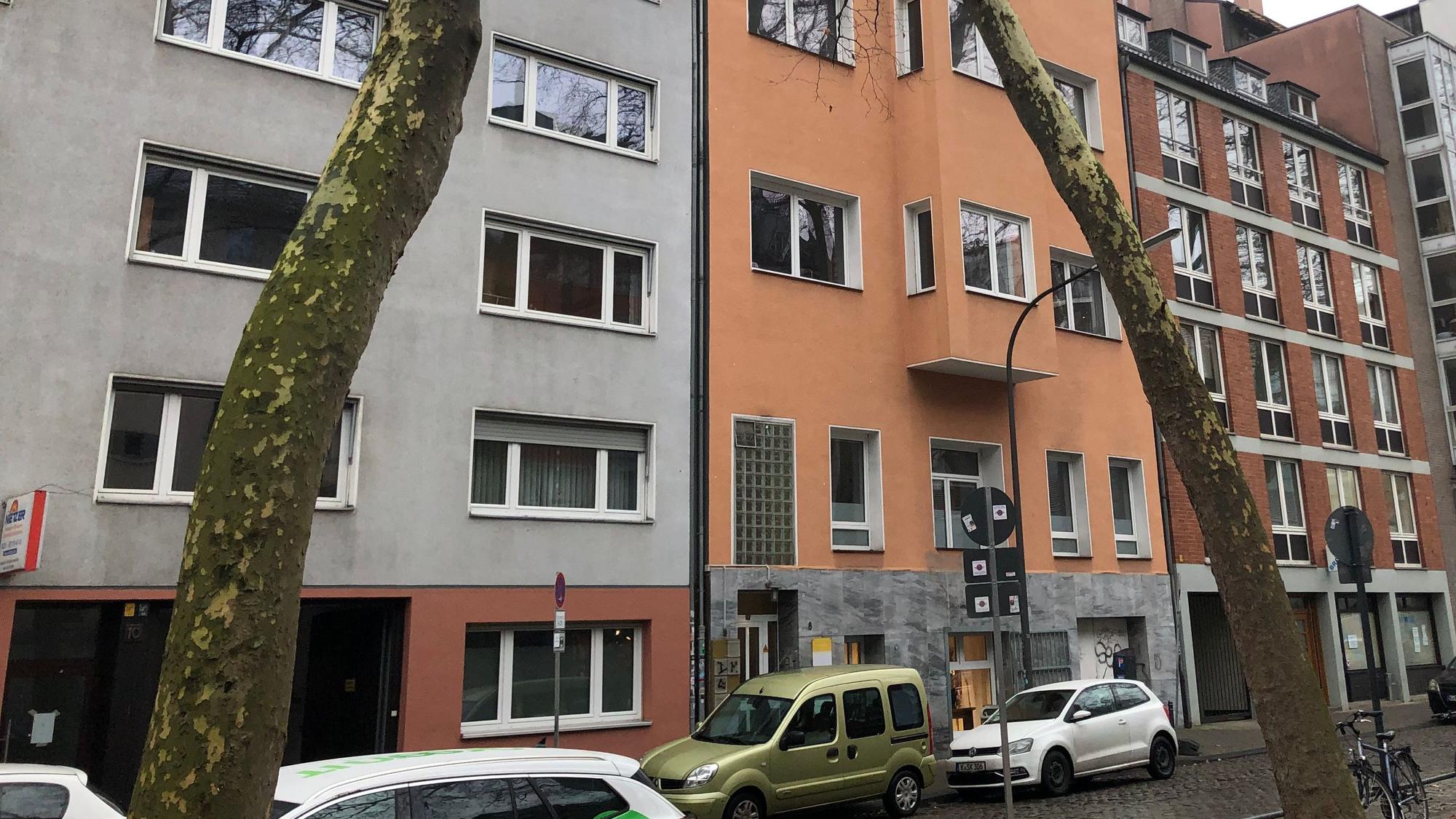 Schon mehr als 25 Jahre leben einige Kölnerinnen und Kölner in dem Haus Beethovenstraße 8. Das hellorange verputzte Haus steht an einer Platanenallee im Zülpicher Viertel.
