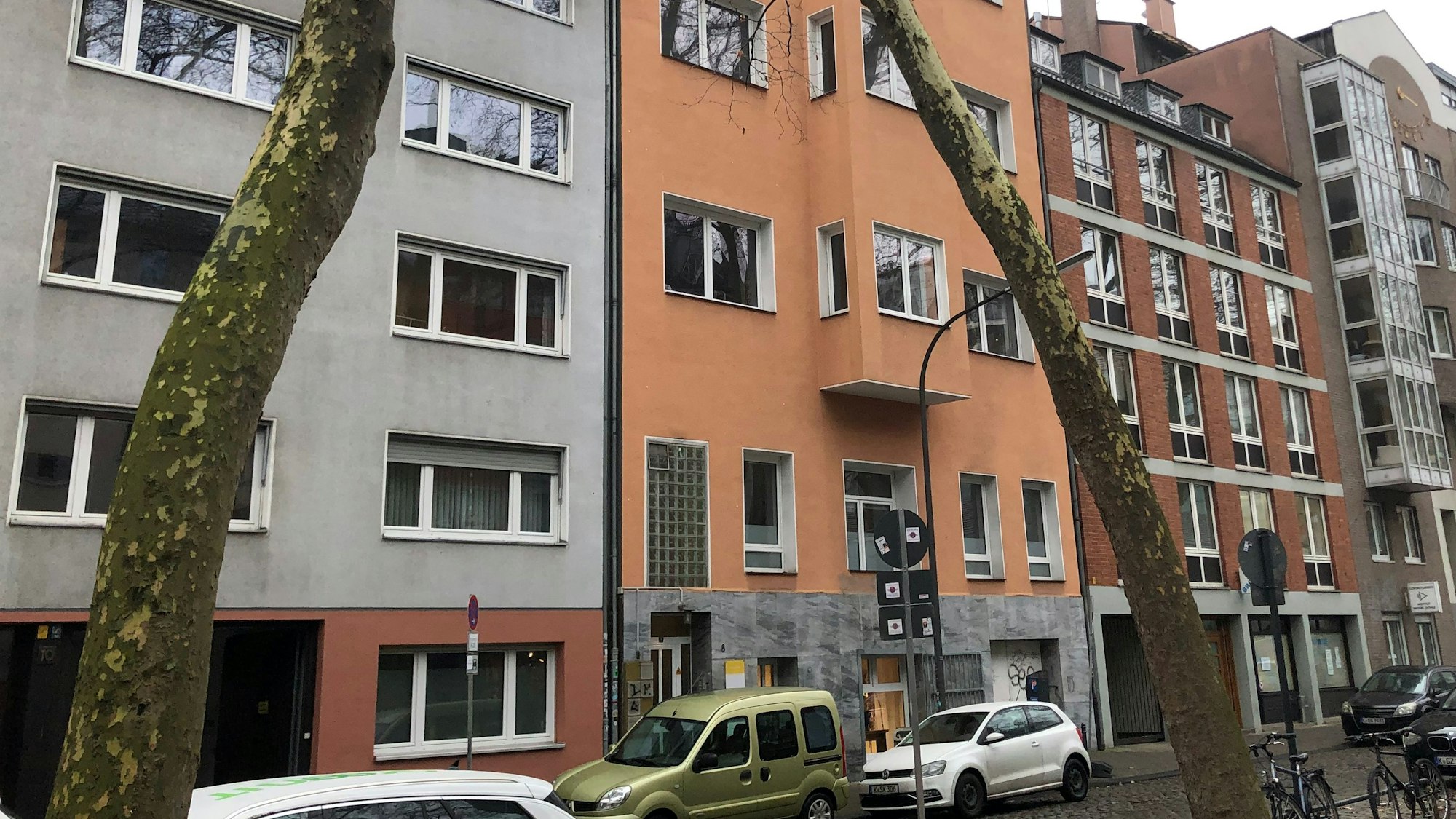 Mehr als 20 Parteien wohnen in dem orangefarbenen Haus Beethovenstraße 8. Auch eine Gemeinschaftspraxis hat hier ihren Sitz.