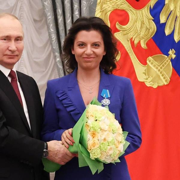 „RT“-Chefredakteurin Margarita Simonyan (r.) zusammen mit dem russischen Präsidenten Wladimir Putin (l.).