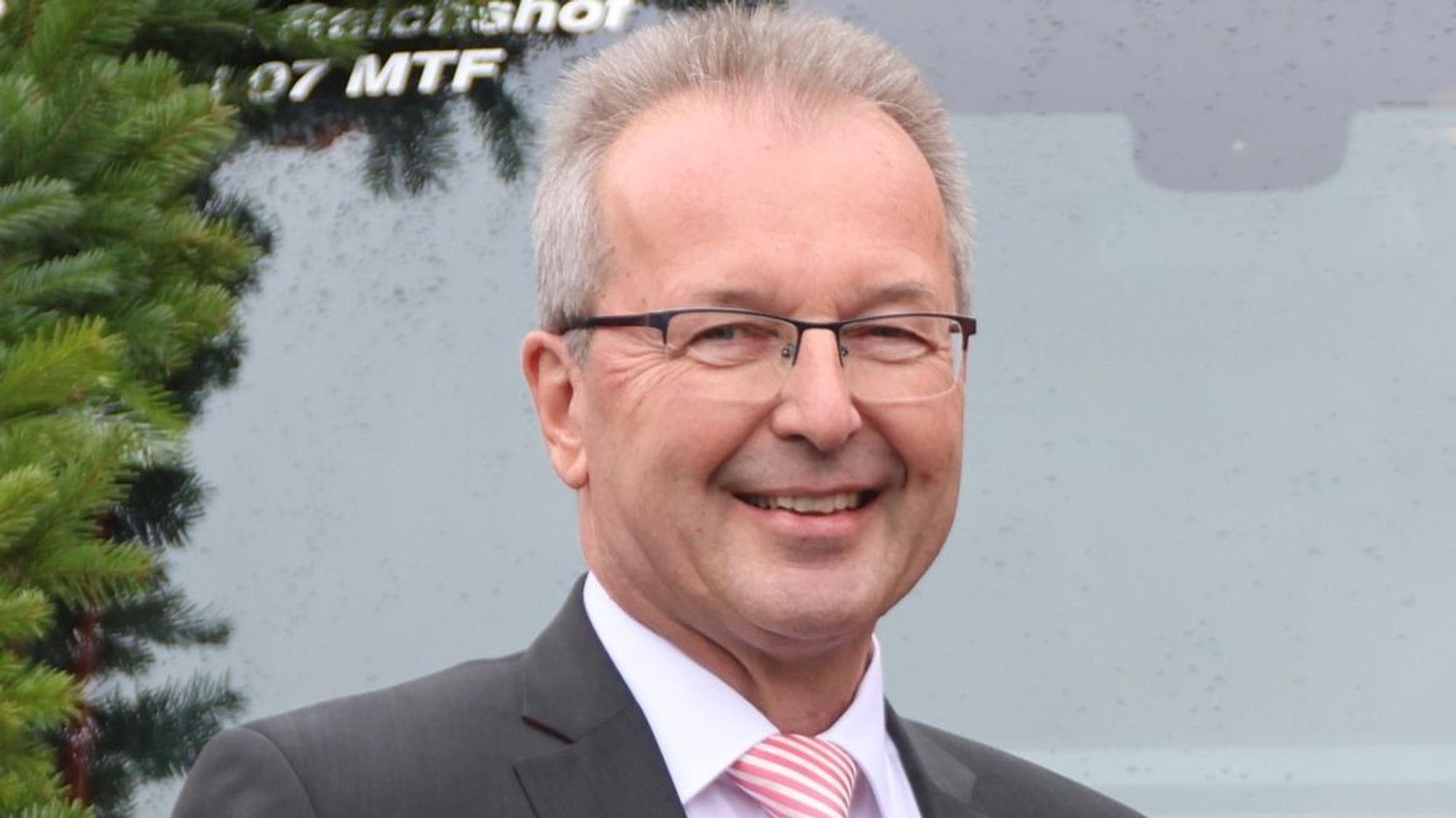 Reichshofs Bürgermeister Rüdiger Gennies lächelt in die Kamera.