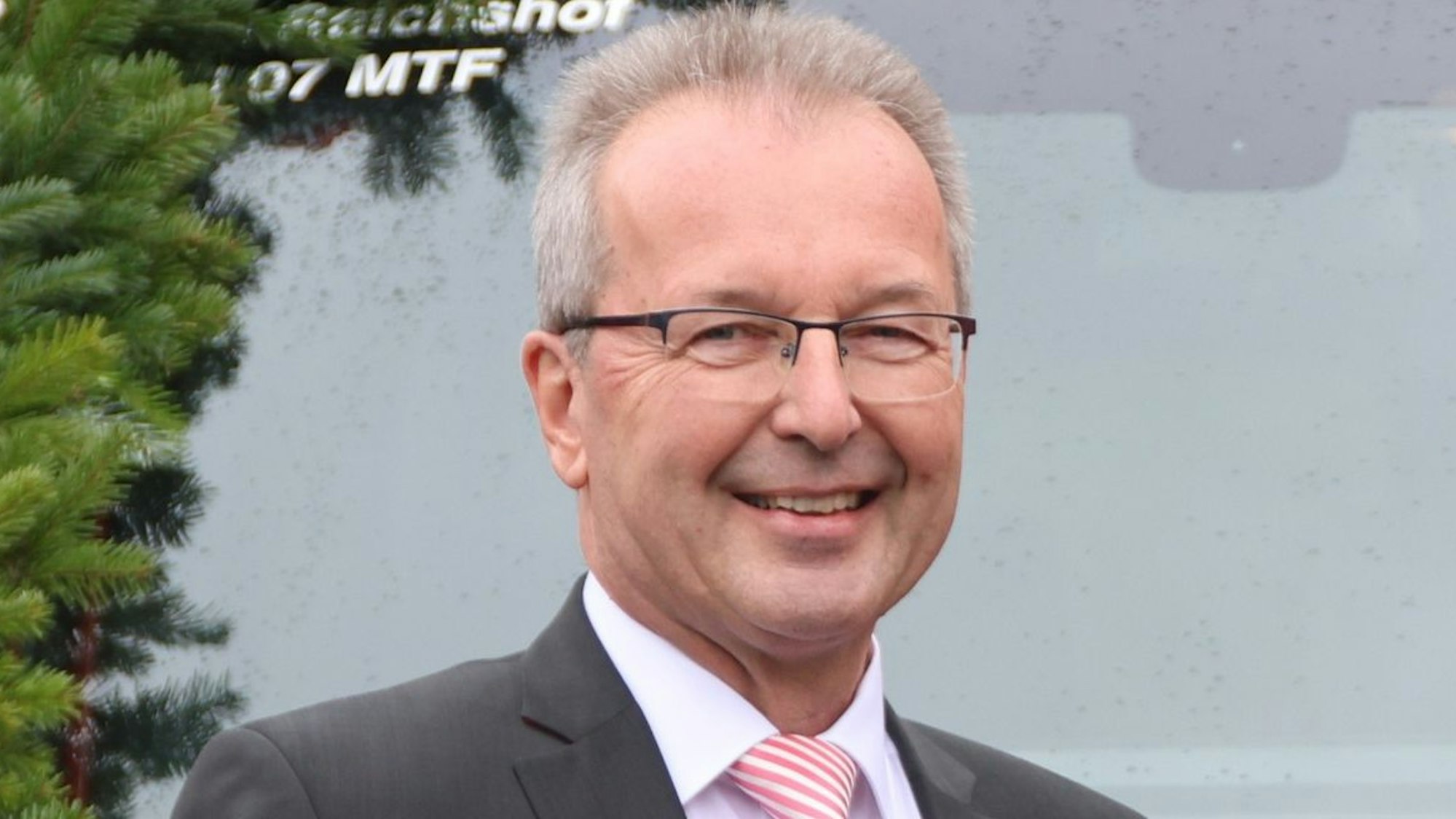 Reichshofs Bürgermeister Rüdiger Gennies lächelt in die Kamera.